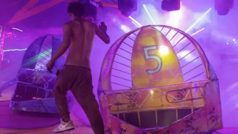 DJ Malone, Dylan baila mientras el Remolino está funcionando