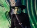 Los trajes de los personajes secundarios, como los habitantes de Oz y los animales fantásticos, añaden una capa adicional de creatividad y fantasía. Cada prenda está diseñada para resaltar la personalidad y el viaje emocional de los personajes, contribuyendo a la atmósfera de maravilla y aventura que caracteriza a la película.
Crédito: Universal Pictures