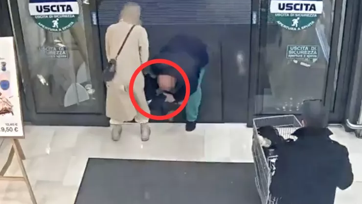 Momento exacto en el que intentan secuestrar a un bebé en un supermercado en Italia (VIDEO)
