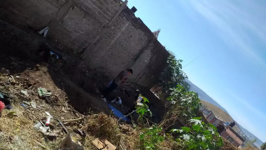 Manos que escarban para localizar desaparecidos en Tlaquepaque.jpg