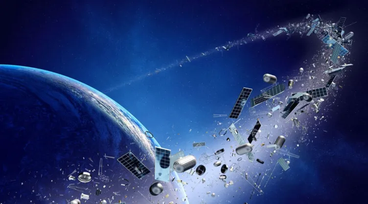 Una gran cantidad de basura espacial, como satélites destruidos y fragmentos, orbitando la Tierra que simulan el síndrome de Kessler.