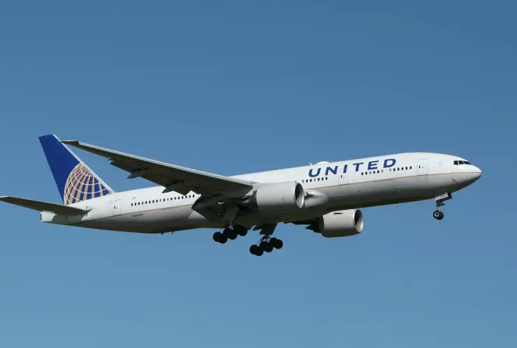 Avión de United Airlines volando