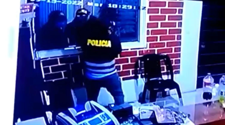 falsos policías asaltante un negocio en Perú