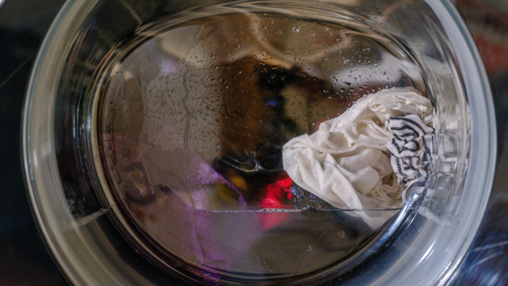 ¿Adiós al detergente_ Científicos chinos crean tela revolucionaria que se limpia solo con agua.webp