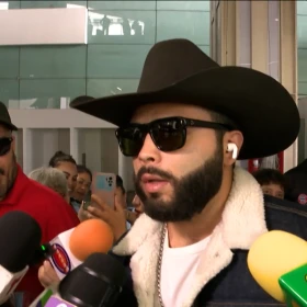 ¿Leonardo Aguilar porta armas El cantante es inspeccionado durante su llegada a la CDMX