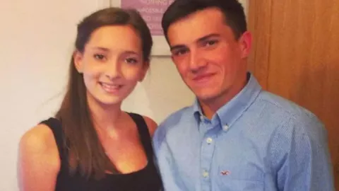 Corta a su novia de años y después ella gana la lotería