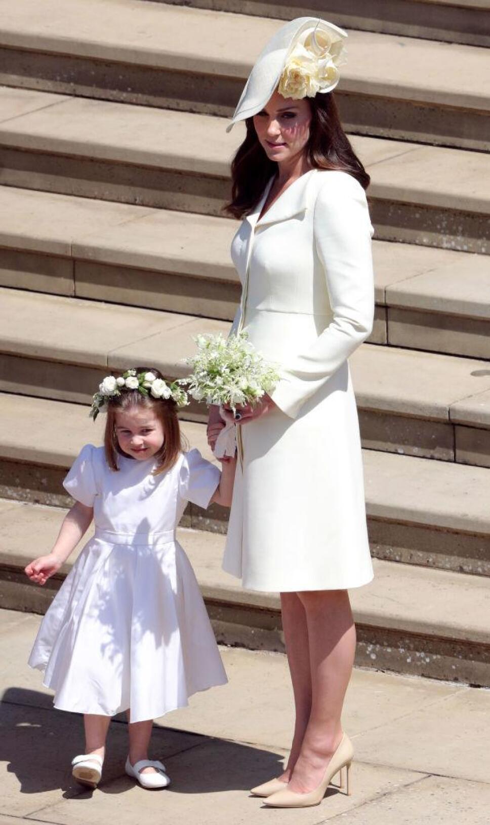 Para la boda real un vestido color claro mangas largas y cintura ajustada Foto Especial
