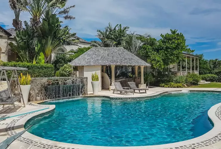 Niña muere nadando en la piscina de un hotel; fue succionada por una tubería