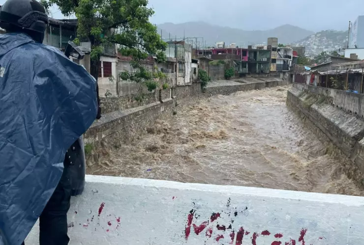 John se intensifica a huracán categoría 1
