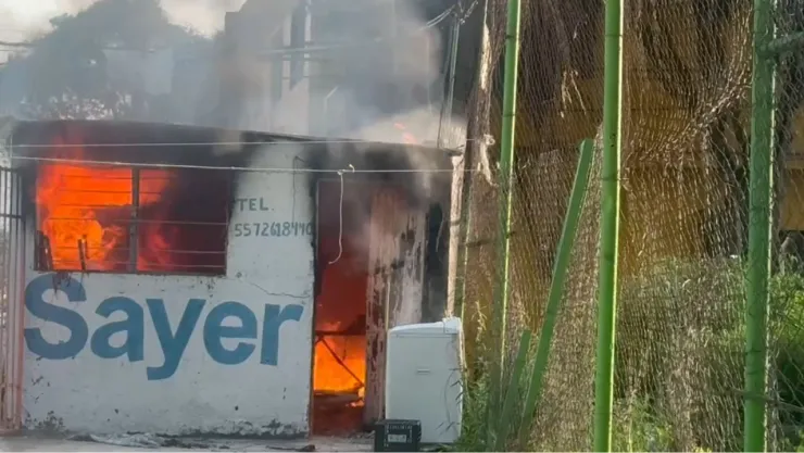 Incendio en cuarto improvisado en Azcapotzalco: Rompen cadenas para combatir las llamas