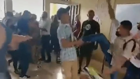 VIDEO- Junta de padres de familia se sale de control… ¡Hubo sillazos!