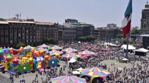 Inflables en la plancha del Zócalo de la CDMX para festejar el Día del Niño 2025.