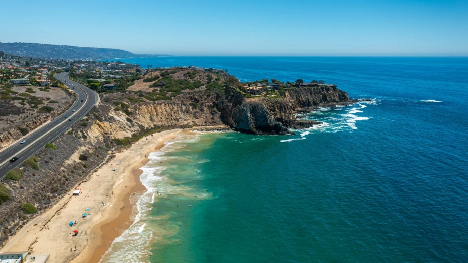 Una pequeña playa en California a la vera de la carretera junto a los acantilados donde rompen las olas
