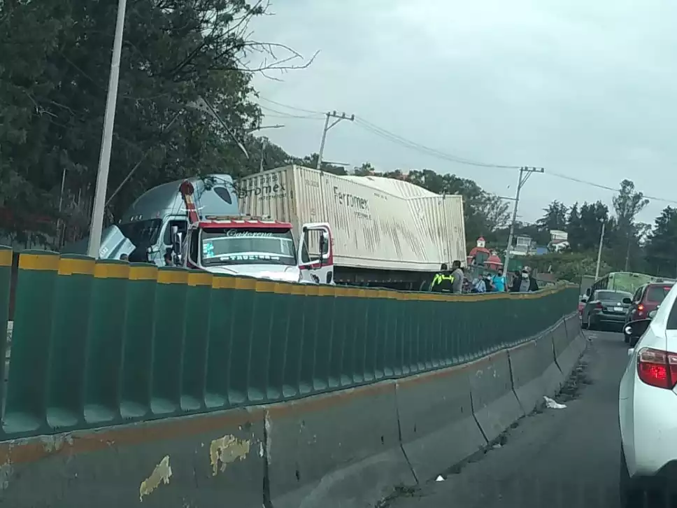 Cierran la México-Toluca por volcadura de tráiler con toneladas de cerveza
