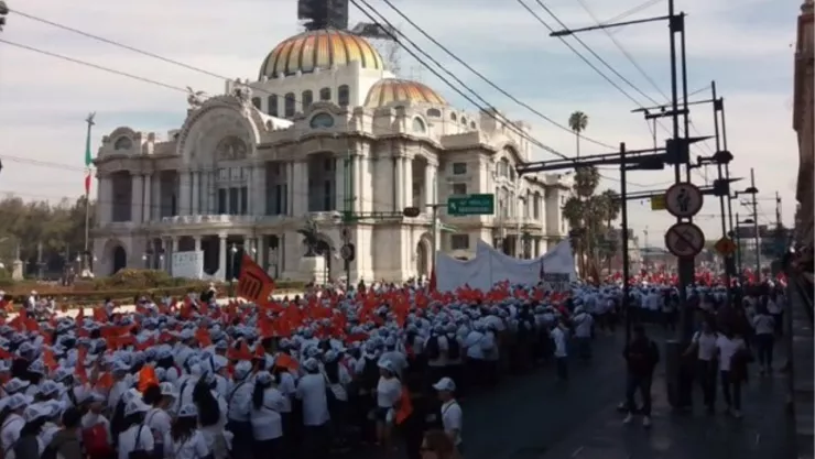 grupo de personas marchando hacia el centro de la CDMX