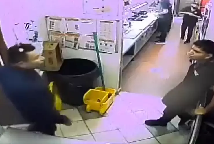 Fernando “N” ingresa a la zona del personal de Subway para golpear al joven trabajador