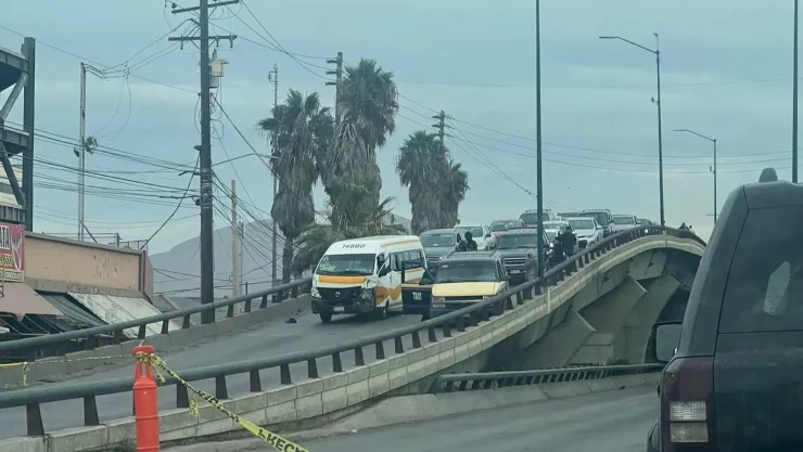 Chofer queda prensado tras choque en puente de las 5y10.jpg