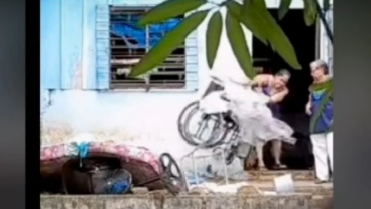 Mujer saca mamá a la calle