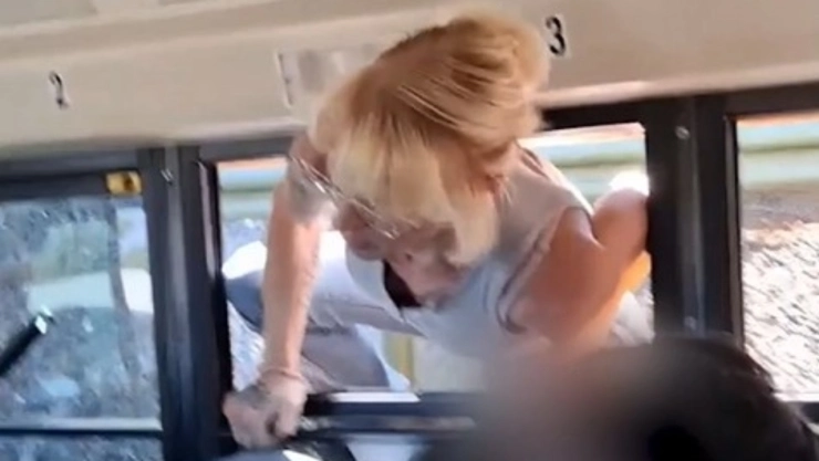 VIDEO_ ¡Su hijo estaba atrapado dentro del autobús! Madre se mete por ventana para sacarlo y termina.jpg