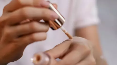La forma correcta de aplicar corrector en la línea de la sonrisa