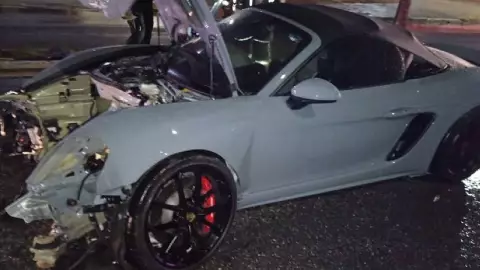 Auto de lujo choca en la Zona Hotelera de Cancún con palmera y conductor se da a la fuga.jpg