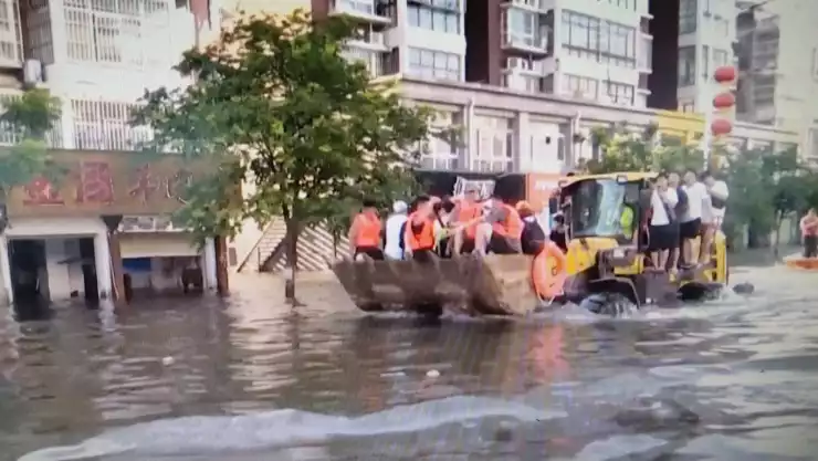 Continúan inundaciones en China por lluvias.