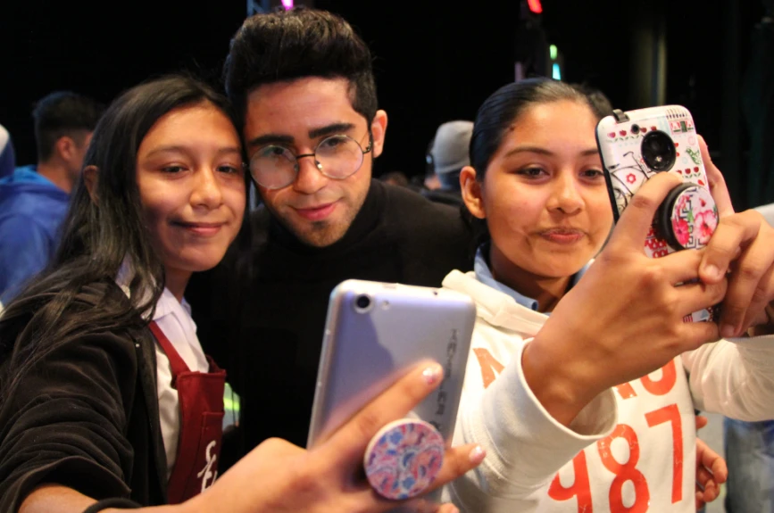 Isbo conviviendo con los jóvenes