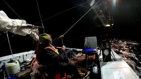 Tiburones atacan catamarán inflable con 3 personas a bordo