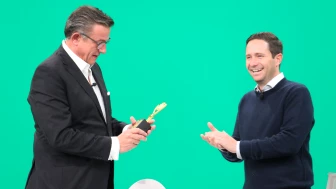 Benjamín Salinas entregó un especial reconocimiento a Jorge Garralda por estos 30 años de A Quien Corresponda