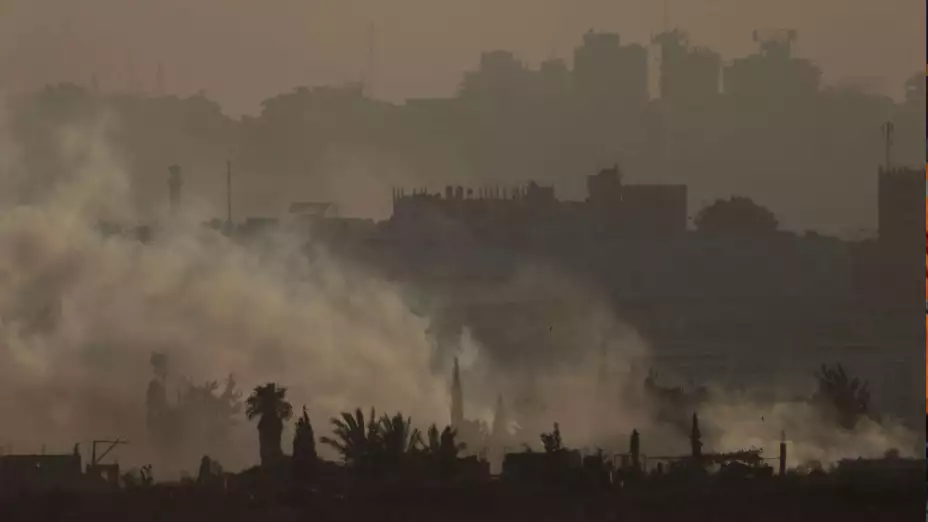 Humo tras una explosión en la Franja de Gaza.
