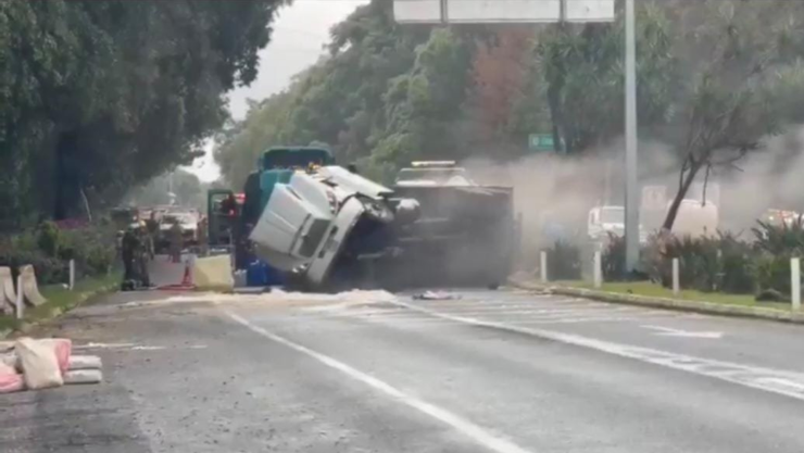 Vuelca tráiler con químicos sobre la autopista México-Cuernavaca y provoca cierre total hoy.