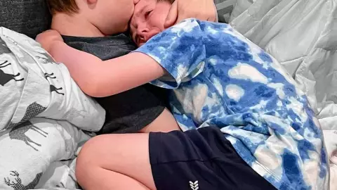 Ian niño con cáncer terminal consola a su hermano tras darle la noticia de que morirá.jpg