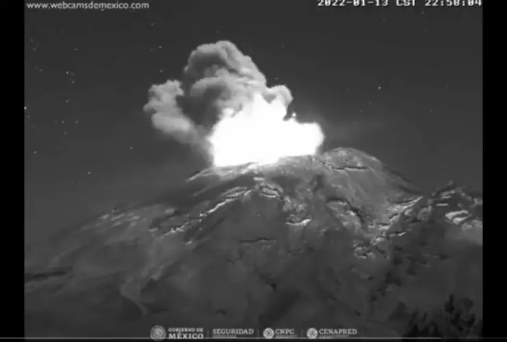 VIDEO: Volcán Popocatépetl hace explosión con material incandescente