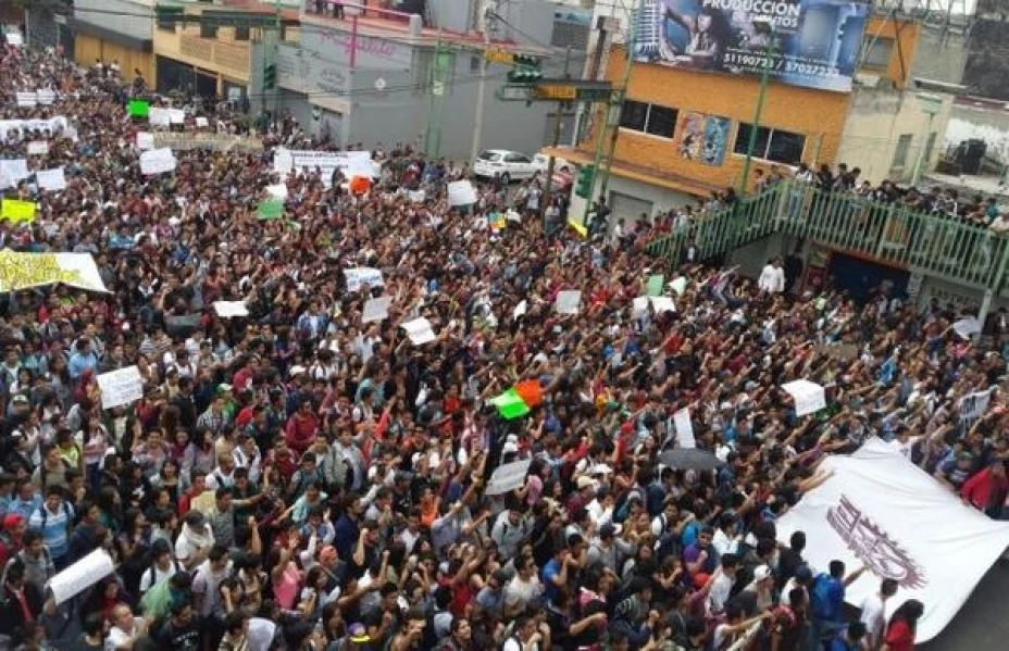 Alumnos del IPN marchan en contra de las reformas al reglamento de la Instituticón