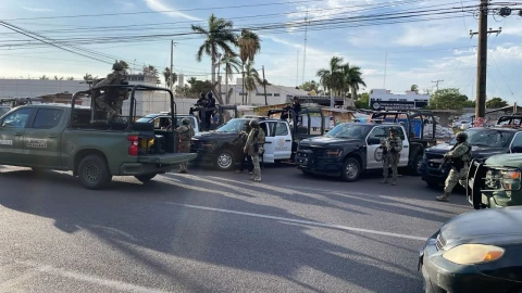 Patrullas estatales, del Ejército y la Guardia Nacional aparecen en la imagen, aparecen al menos 8 elementos armados. Forman parte de un operativo tras una riña y balacera al interior del penal de Aguaruto en Sinaloa