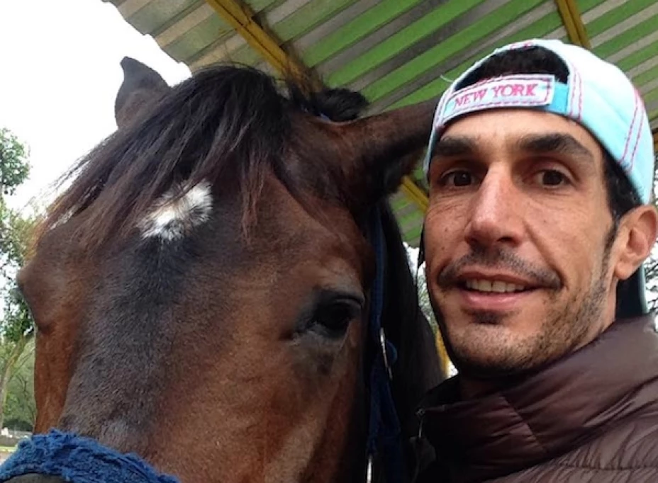 Omar Zayrik y su inseparable amigo, “Presuntuoso”