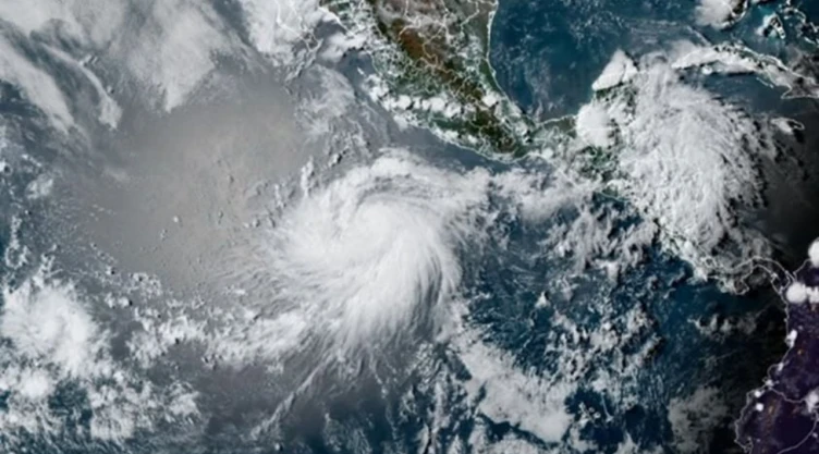 Trayectoria del Huracán Genevieve ubicación y distancia de México