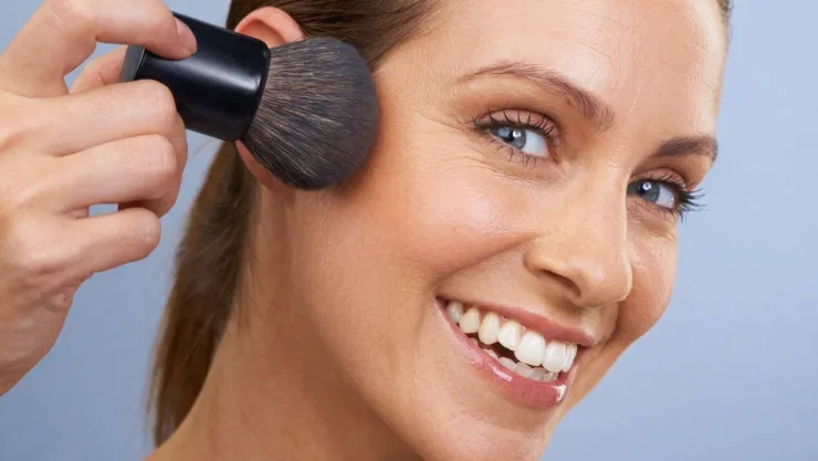 Cómo maquillar con bronzer para lucir natural y hermosa después de los 40: paso a paso