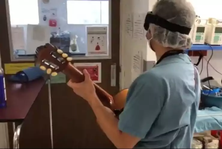 Terapia musical: médico lleva música a pacientes de COVID-19 del Hospital Juárez