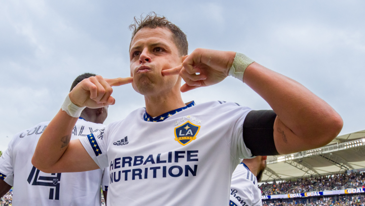 Chicharito celebra un gol con el LA Galaxy