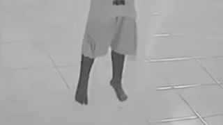 Inexplicable: Cámara capta a niño siendo elevado por los aires mientras jugaba