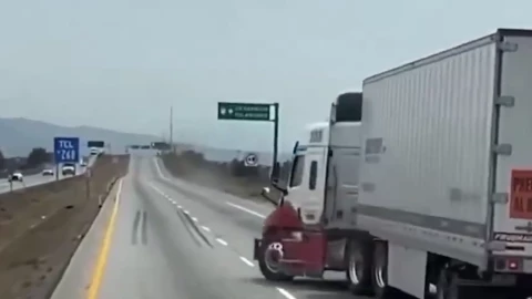 Tráiler se queda sin frenos y el conductor evita tragedia.
