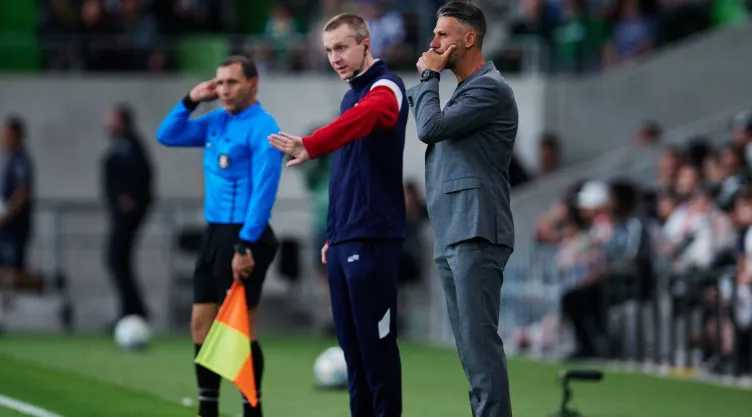 Martín Demichelis dirige durante un partido
