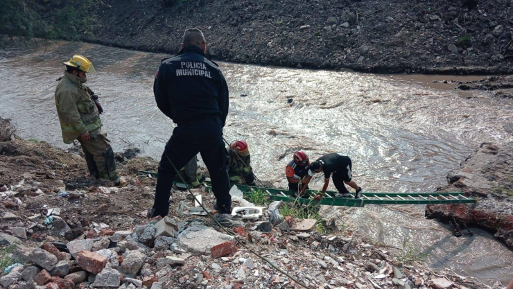 Rescatan a joven del río