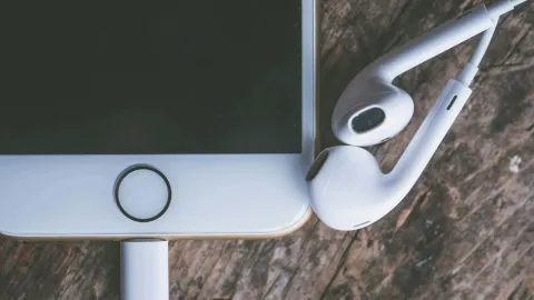 ¿Cuál es el volumen adecuado para escuchar música con audífonos?