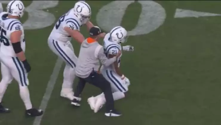 Video Nyheim Hines de los Colts sufre conmoción cerebral