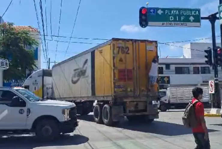 Playa del Carmen: Tráiler deja sin luz a colonia de zona centro