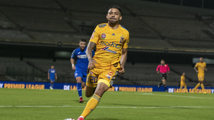 Javier Aquino con Cruz Azul en 2010, a&ntilde;o de su debt