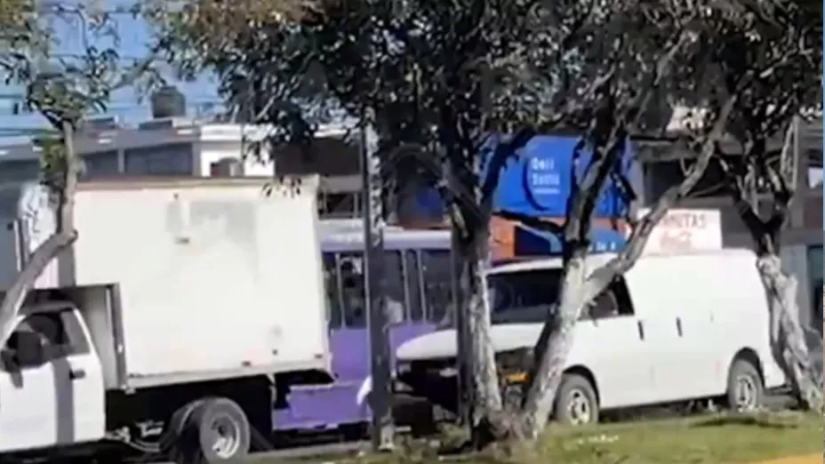 Choque múltiple paraliza la Calzada Ignacio Zaragoza en Puebla hoy: Caos vial y cierre