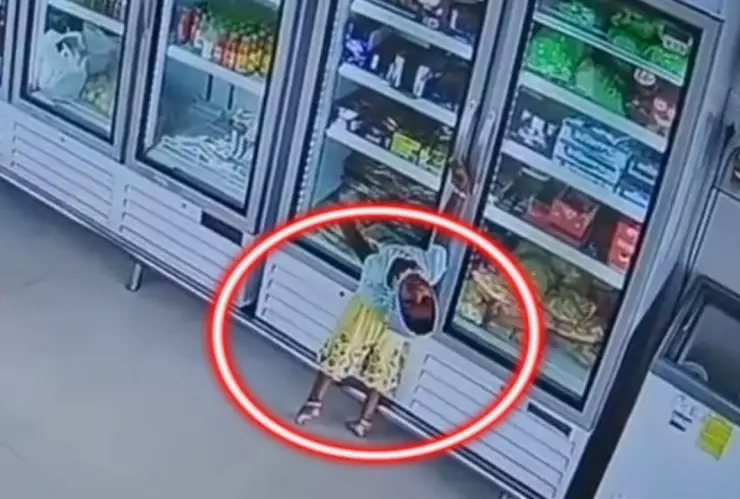 niño electrocutado en refrigerador